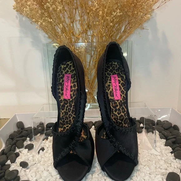 Betsy Johnson Black Heels - Picture 1 of 3